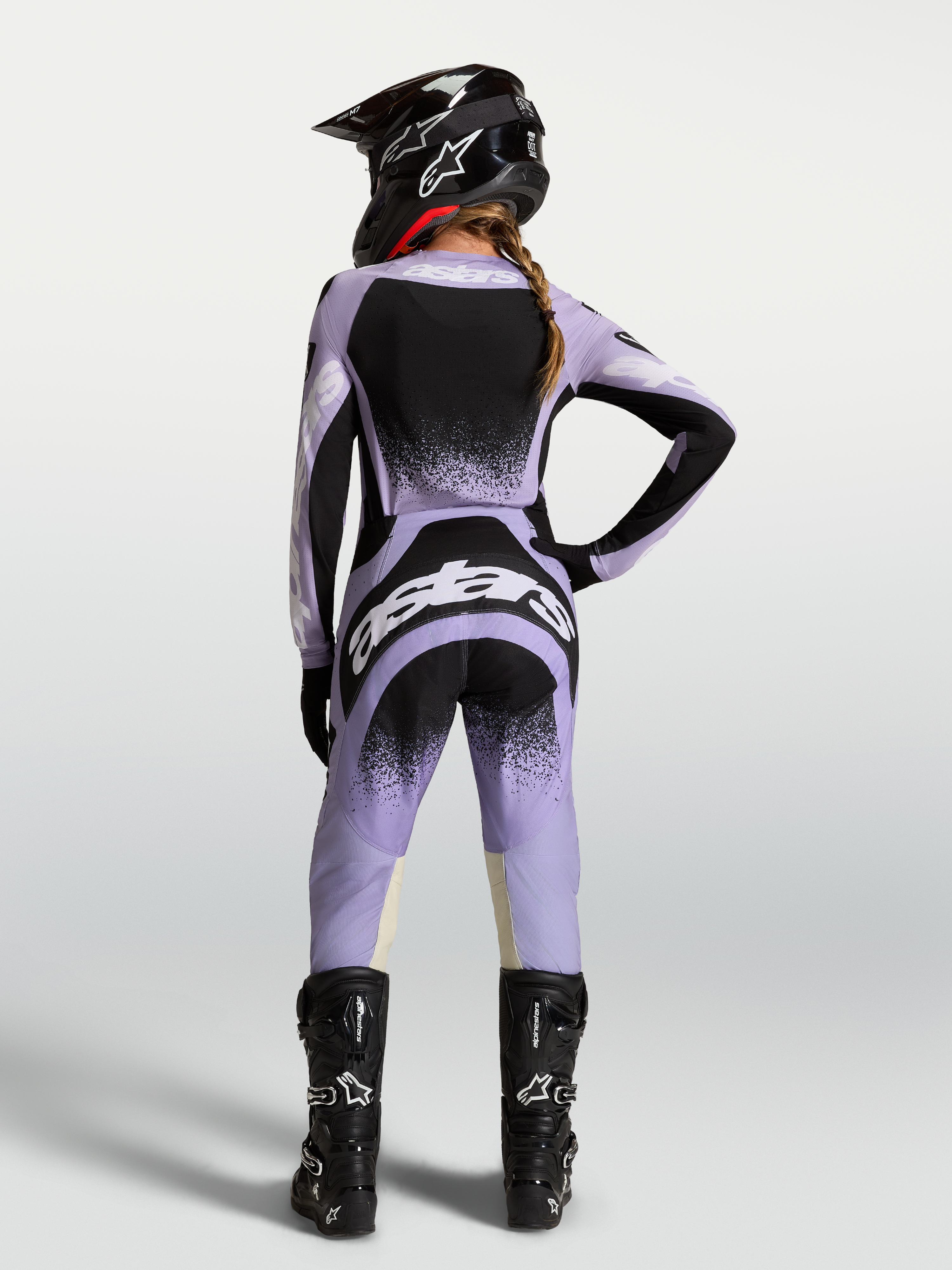 Maillot et ensemble Stella Techstar Swan Alpinestars, équipement de motocross femme, violet et noir, vue de dos sur mannequin.