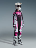 Ensemble d'équipement Alpinestars 2026 Stella Techstar Nomur, tenue de motocross complète pour femme, maillot rose vif, noir et blanc avec pantalon assorti, casque et lunettes blancs, bottes blanches et noires, tenue de motocross professionnelle coordonnée