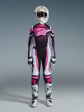 Alpinestars 2026 Stella Techstar Nomur, tenue de motocross complète pour femme en noir, blanc et fuchsia, maillot avec grand logo étoile et design d'éclaboussures roses, pantalon assorti, casque blanc avec lunettes, bottes noires et blanches, équipement tout-terrain coordonné