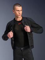 Veste Alpinestars Troop-Air Pro, noire, veste technique d'été blindée premium avec construction en mesh, portée ouverte sur une couche de base noire avec un logo rouge, associée à un pantalon de moto en mesh assorti, style de conduite urbain contemporain