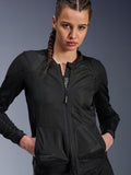 Alpinestars Stella Troop-Air Jacket, veste de moto en mesh pour femme, noire, construction en textile ventilé avec fermeture éclair frontale et mesh technique 2D, portée par un mannequin aux cheveux tressés, équipement de protection urbain contemporain