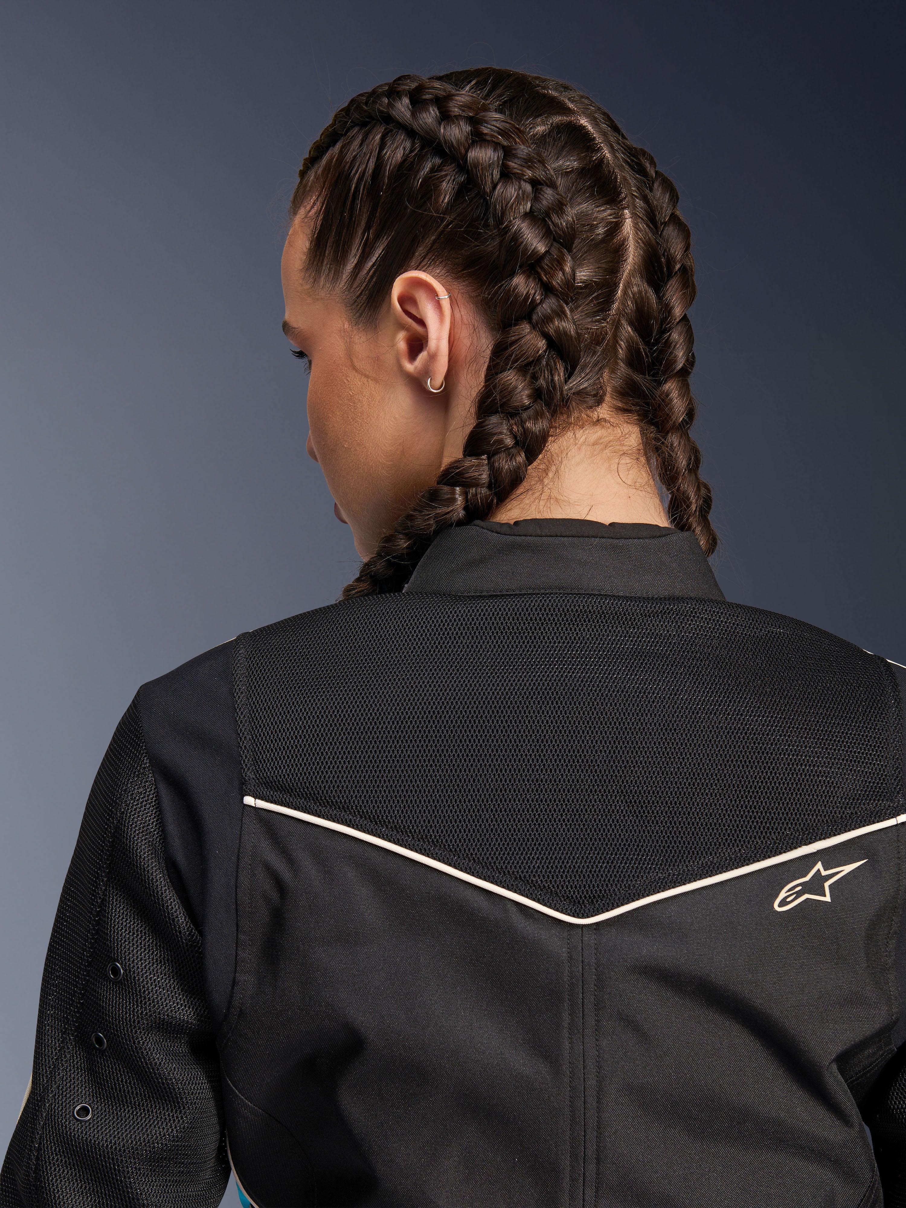 Veste Alpinestars Stella T-Dyno Air, veste de moto pour femme, noire avec accents écru, vue rapprochée de l'empiècement dorsal dotée de maille 3D étendue pour la ventilation et d'un petit logo Alpinestars brodé