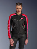 Alpinestars Stella T-Dyno Air Jacket, blouson de moto pour femme, noir avec bandes rouge vif et fuchsia, logo Astars rose sur la poitrine, panneaux en maille 3D pour la ventilation, poches avant zippées, coupe ajustée pour la conduite urbaine