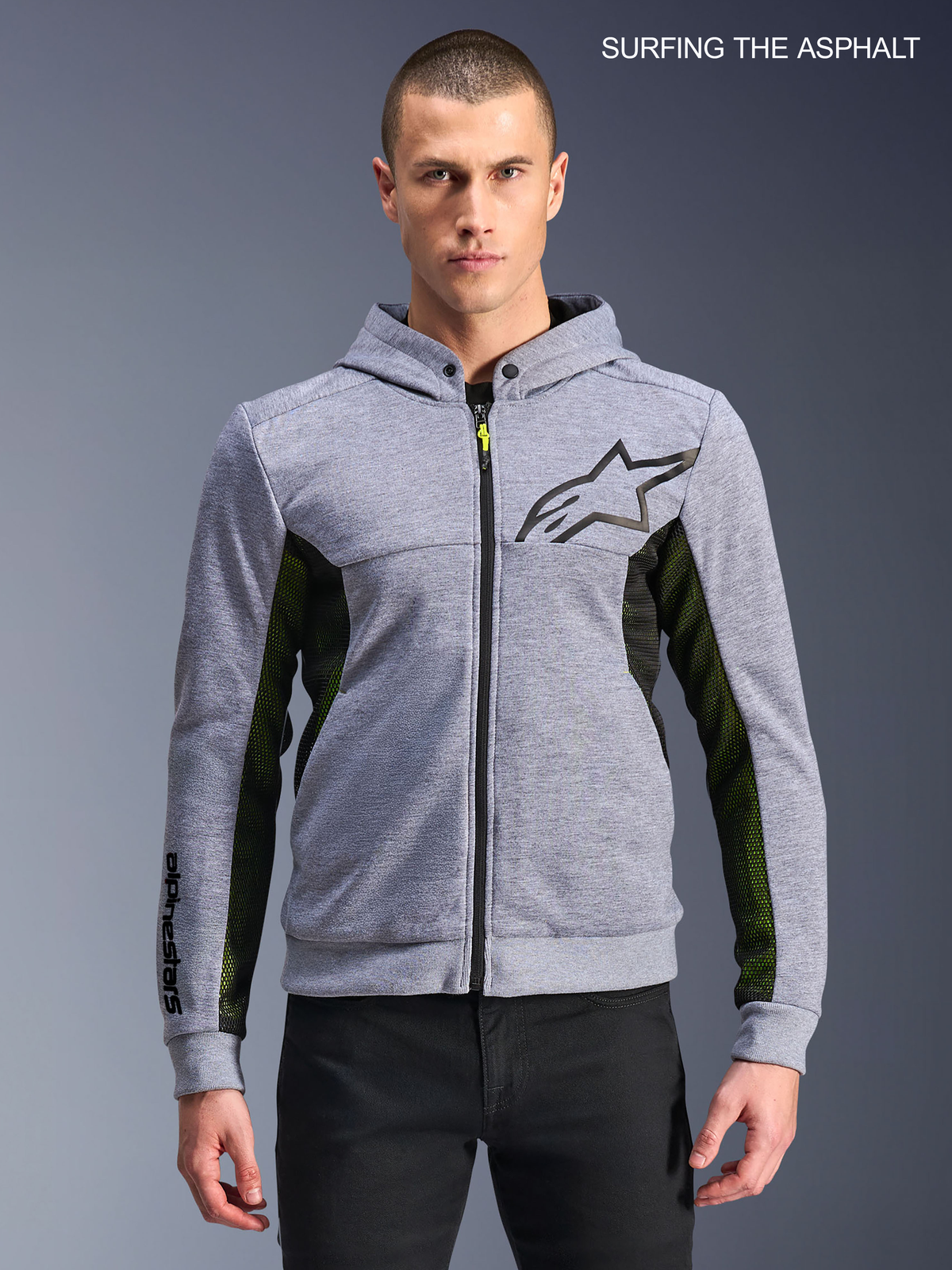Sweat à Capuche Alpinestars Chrome Air Sport, sweat à capuche de moto urbain pour homme en gris chiné et noir, vue de face sur un modèle montrant les panneaux en mesh aérés et le logo sur la poitrine