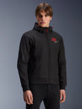 MM93 Radium Tech Hoodie, veste de moto urbaine zippée noire, numéro 93 rouge et logo Alpinestars blanc sur la poitrine, porté par un mannequin avec un pantalon noir, doté d'une capuche amovible avec cordons de serrage rouges et marquage sur la manche, design décontracté inspiré du sport automobile