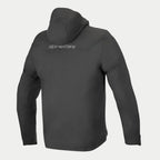 Alpinestars Veste Domino Tech, noir, vue arrière montrant la capuche fixe et le logo gris sur le haut du dos, sweat à capuche de moto technique en softshell pour la conduite urbaine