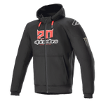 Alpinestars FQ20 Chrome Ignition Monster Hoodie, sweat à capuche de moto noir à fermeture éclair, logo « 20 » rouge et blanc sur la poitrine, lettrage Alpinestars, cordons rouges, logo blanc sur l'épaule, griffe Monster Energy sur la manche, équipement de protection pour la conduite urbaine