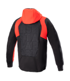 Veste à capuche Alpinestars MO.ST.EQ Hybrid, vue de dos, noir et rouge vif, avec capuche rouge et accents côtelés aux épaules, panneau dorsal rembourré sans couture avec logo ton sur ton, sweat à capuche de protection pour moto urbaine