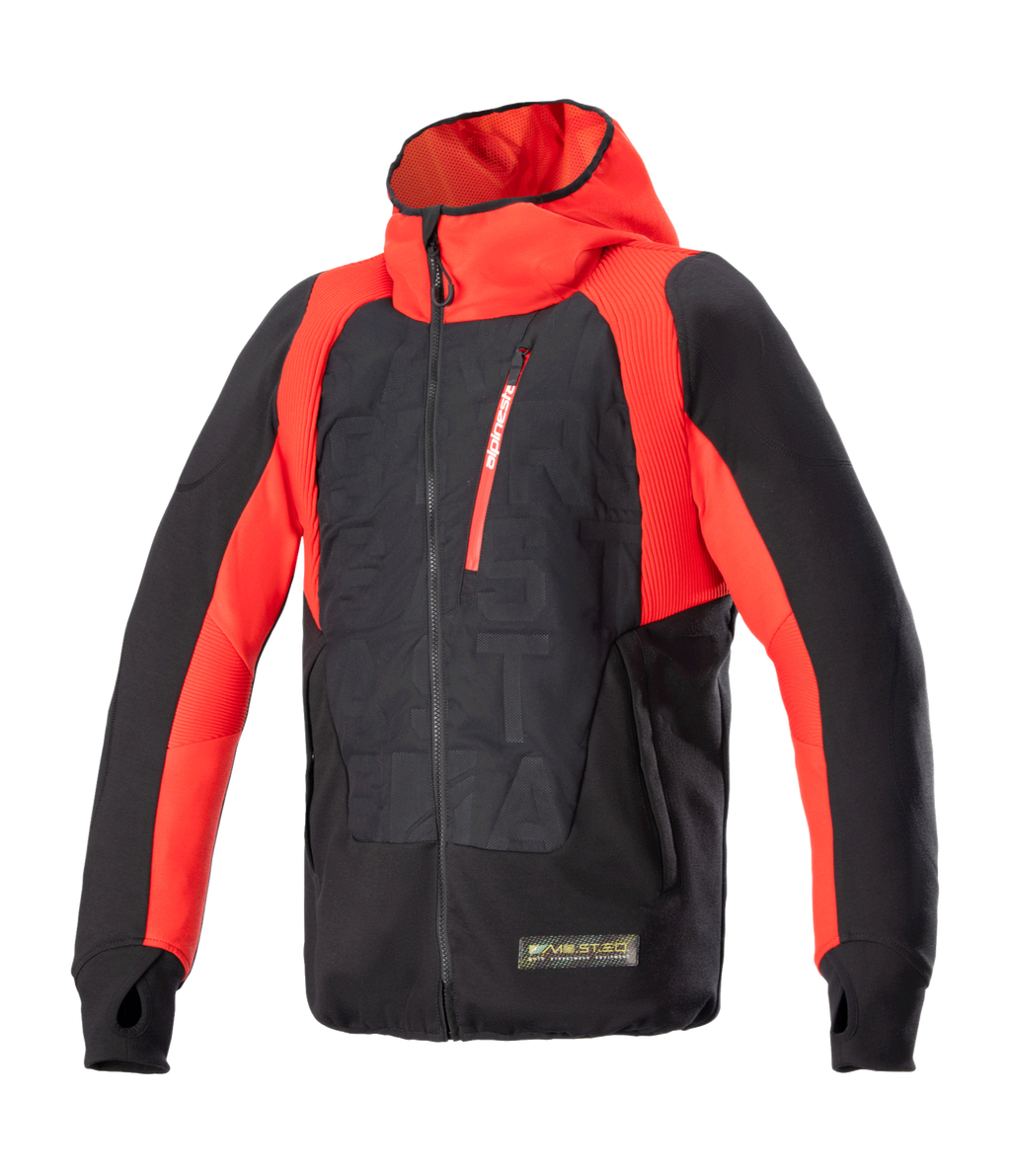 Alpinestars MO.ST.EQ Hybrid Hooded Jacket, sweat à capuche technique pour moto, noir et rouge vif, avec fermeture éclair frontale inclinée, poche de poitrine rouge, motif gaufré sur le torse et passants pour les pouces, alliant style urbain et protection pour la moto