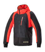Alpinestars MO.ST.EQ Hybrid Hooded Jacket, sweat à capuche technique pour moto, noir et rouge vif, avec fermeture éclair frontale inclinée, poche de poitrine rouge, motif gaufré sur le torse et passants pour les pouces, alliant style urbain et protection pour la moto