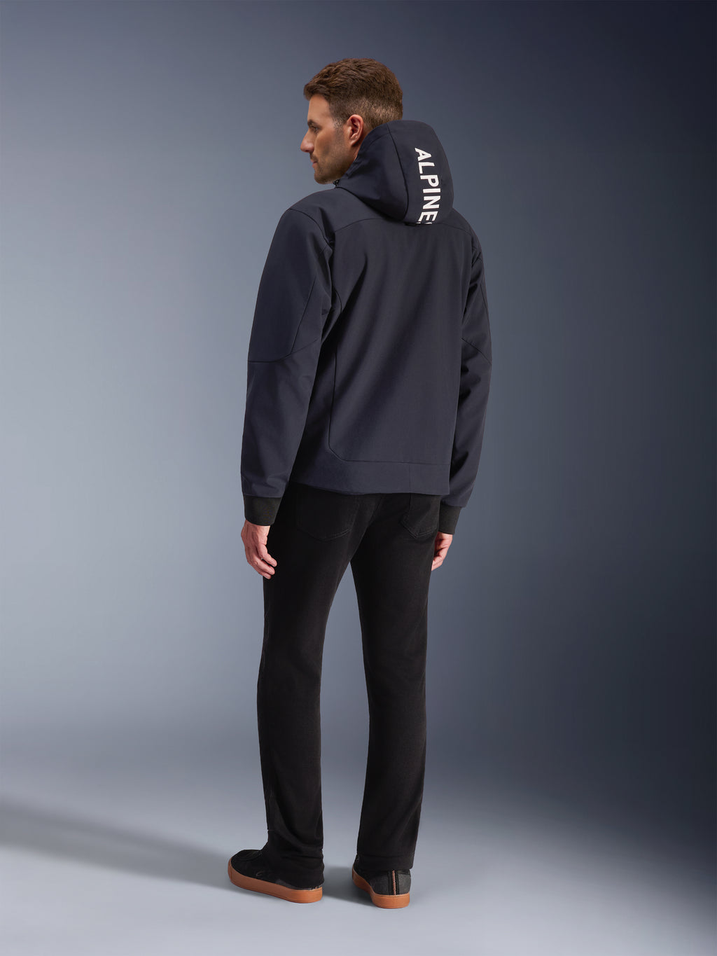 Alpinestars sweat à capuche Tech Radium, veste moto urbaine noire, coque 3L coupe-vent, vue de dos, logo blanc sur la capuche.