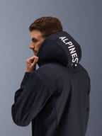Sweat à capuche Tech Radium Alpinestars, veste de moto urbaine noire, logo blanc sur la capuche, style coupe-vent.