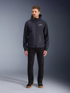 Alpinestars Sweat à capuche Tech Radium, veste de moto urbaine pour homme, noir et blanc, coque 3L coupe-vent, certifiée CE, Tech-Air Ready, porté par un mannequin.