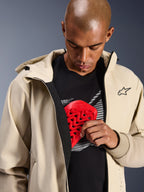 Sweat à capuche Alpinestars Radium Tech en Mastic Aluminum, veste de moto urbaine, modèle illustrant la poche de protection interne avec une protection de poitrine Nucleon rouge, coque technique coupe-vent au design décontracté avec logo Alpinestars.
