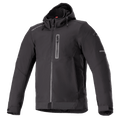Alpinestars Neo Waterproof Hoodie, noir, veste de moto urbaine, tissu lisse résistant à l'eau, fermeture éclair intégrale, poche poitrine verticale zippée, capuche fixe à cordon de serrage, détails réfléchissants sur les manches, poignets réglables par velcro, style technique urbain