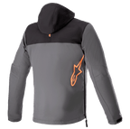 Alpinestars Sherpa Hoodie, vue de dos, veste de moto technique en noir et gris, grand logo Alpinestars orange fluo sur le bas du dos, fermeture éclair latérale, équipement de conduite urbaine en softshell