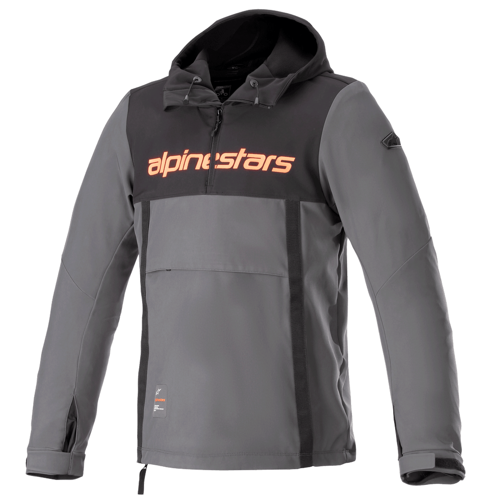 Alpinestars Sherpa Hoodie, veste de moto urbaine technique, gris avec empiècement noir sur la poitrine et logo orange, style anorak avec poche kangourou et poignets ajustables, conception softshell coupe-vent