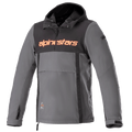 Alpinestars Sherpa Hoodie, veste de moto urbaine technique, gris avec empiècement noir sur la poitrine et logo orange, style anorak avec poche kangourou et poignets ajustables, conception softshell coupe-vent