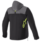 Alpinestars Sherpa Hoodie, vue arrière, gris goudron et noir avec accents jaune fluo, logo étoile jaune fluo sur le côté, veste de moto en softshell avec capuche, détail de fermeture éclair latérale, vêtement pour trajets urbains quotidiens