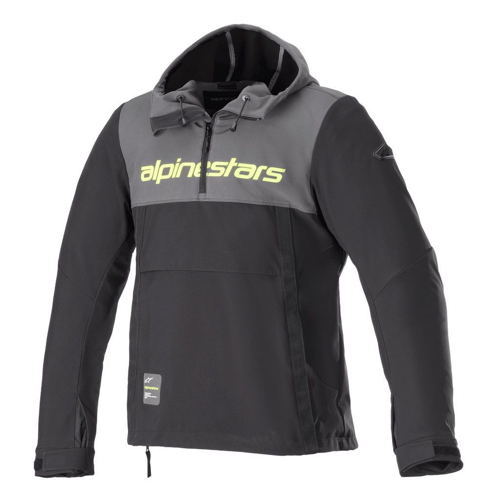 Alpinestars Sherpa Hoodie, sweat à capuche de moto technique, gris goudron et noir, logo jaune fluo sur la poitrine, style anorak à capuche avec quart de zip, veste de moto urbaine en softshell