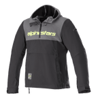 Alpinestars Sherpa Hoodie, sweat à capuche de moto technique, gris goudron et noir, logo jaune fluo sur la poitrine, style anorak à capuche avec quart de zip, veste de moto urbaine en softshell