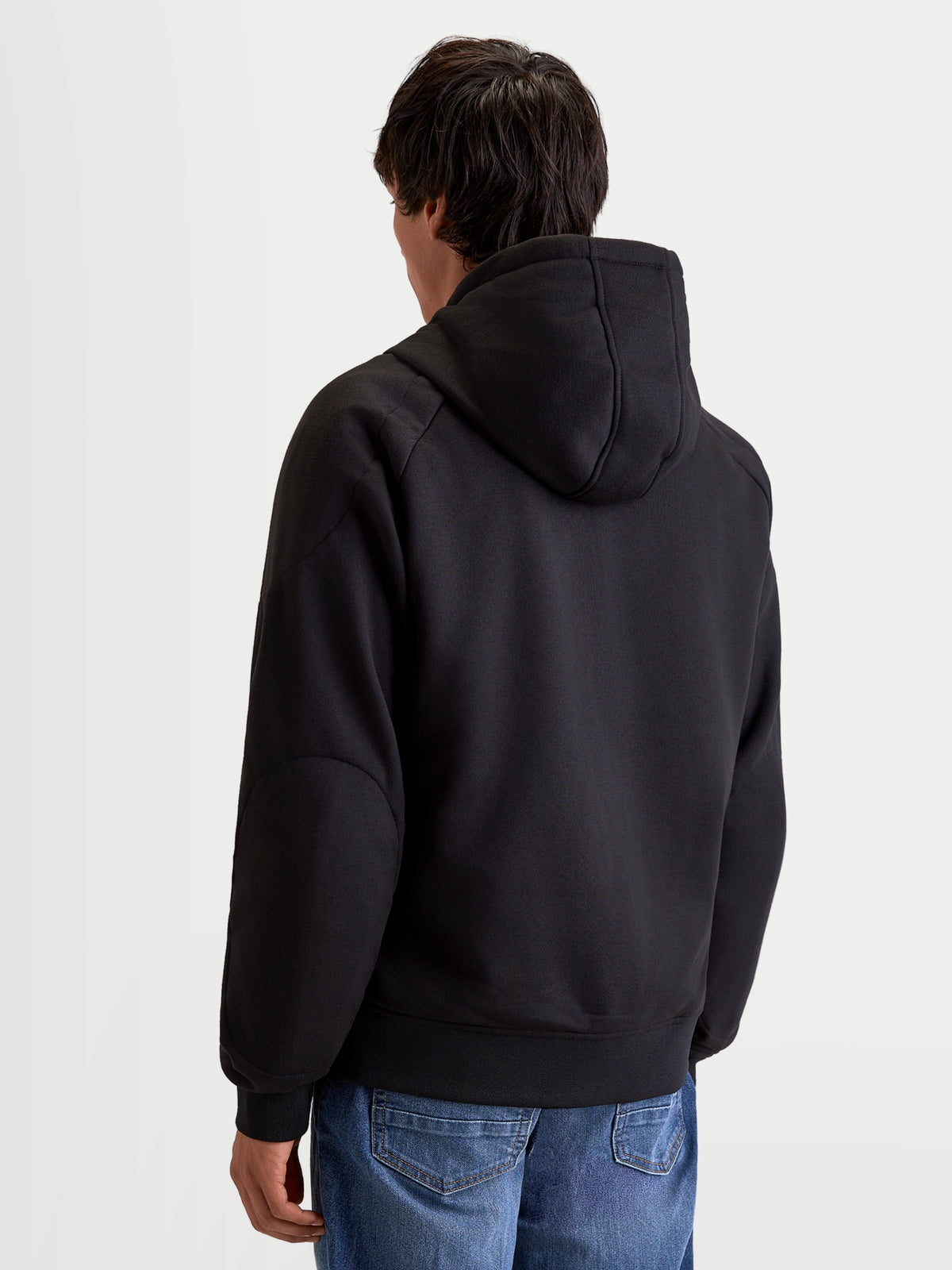 Alpinestars Sweat à Capuche Ageless, sweat à capuche de moto urbain pour homme noir, vue de dos sur un modèle montrant la construction en textile décontracté et la capuche fixe