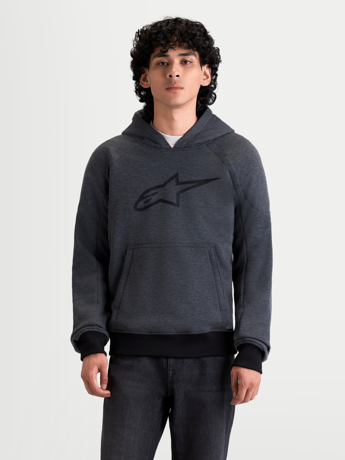 Sweat À Capuche Ageless d'Alpinestars, sweat à capuche de moto urbain pour homme en gris mélange asphalte, vue de face sur un modèle