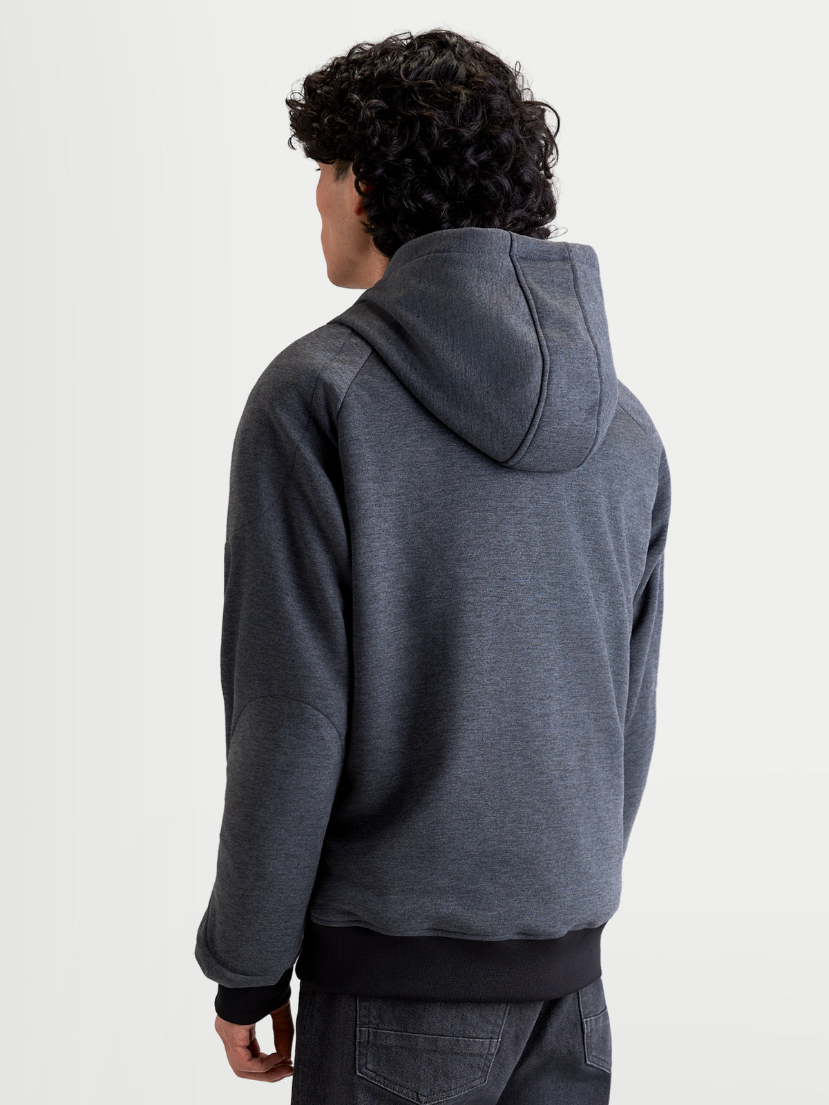 Alpinestars Sweat À Capuche Ageless, sweat à capuche de moto urbain pour homme gris, vue de dos d'un modèle portant la veste de protection avec capuche fixe et renforts internes