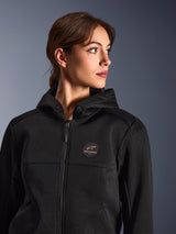Femme portant le hoodie Alpinestars Stella Chrome Superairflow, noir avec logo cuivré, construction en maille 3D pour un flux d'air maximal, équipement de moto technique conçu pour les femmes, style urbain sportif