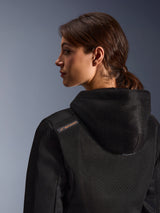 Alpinestars Stella Chrome Superairflow Hoodie, sweat à capuche de moto pour femme, noir avec détails de logo cuivré, gros plan sur la construction en maille 3D sur le dos et l'épaule, équipement de protection technique pour la conduite urbaine sportive