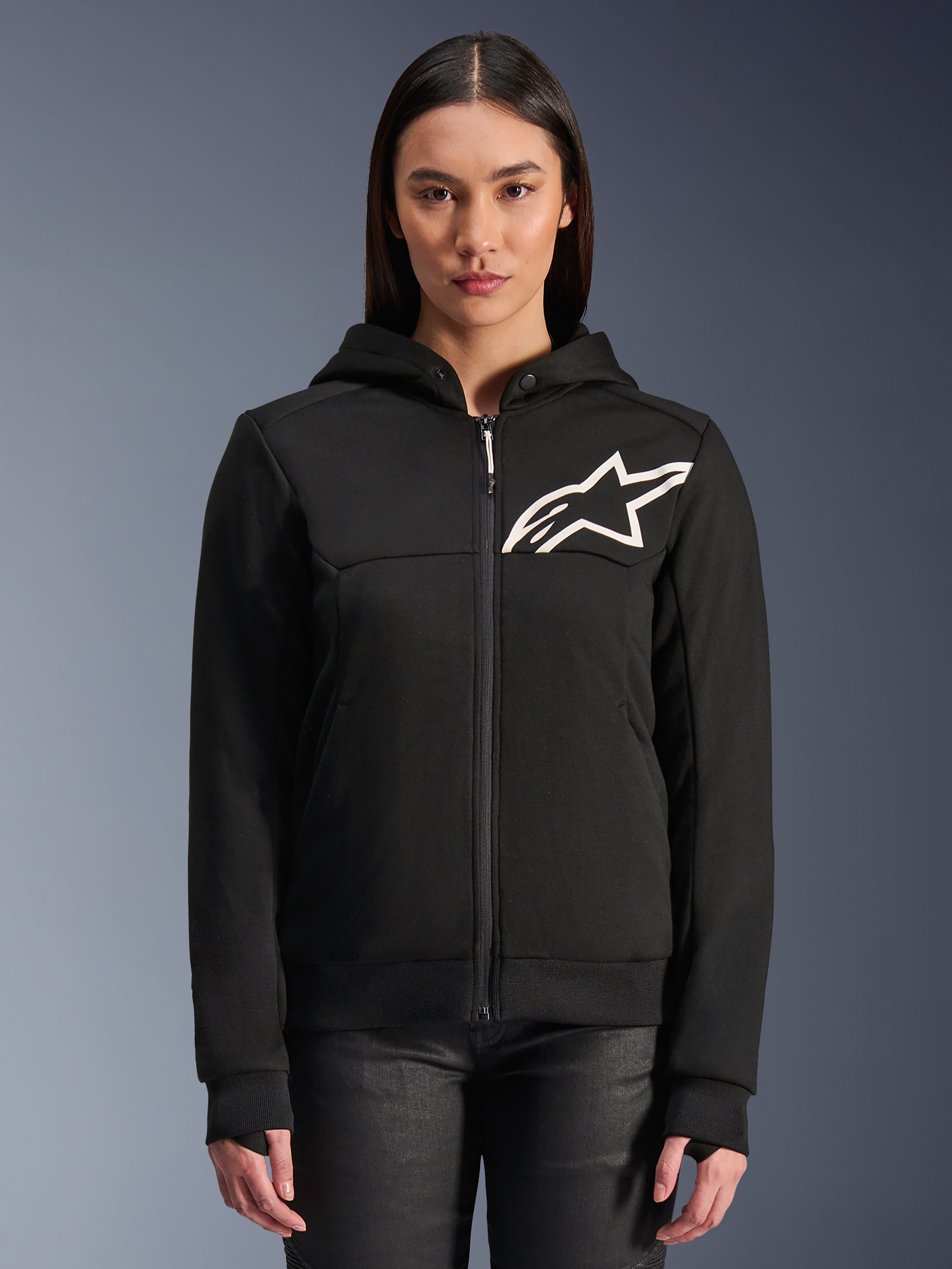 Alpinestars Stella Chrome V2 Sport Hoodie pour femme, sweat à capuche de moto zippé noir, logo étoile blanc sur la poitrine, construction en polaire technique, capuche avec bouton-pression au col, équipement urbain performant et décontracté