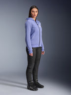 Alpinestars Stella Chrome V2 Sport Hoodie pour femme, sweat à capuche moto bleu-violet avec logo Alpinestars blanc sur la poitrine, porté par un mannequin avec un pantalon de moto noir et des bottes de moto noires, vêtement de conduite urbaine pour femme