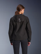 Alpinestars Stella Radium Tech Hoodie, sweat à capuche de moto urbain pour femme, noir, vue arrière montrant la capuche avec marquage Alpinestars argenté vertical, coque technique 3 couches coupe-vent, coupe athlétique moderne
