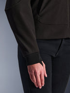 Alpinestars Stella Radium Tech Hoodie, noir, vue détaillée du poignet côtelé extensible et de la boucle de pouce, coque technique à 3 couches coupe-vent, vêtement de moto urbain pour femme