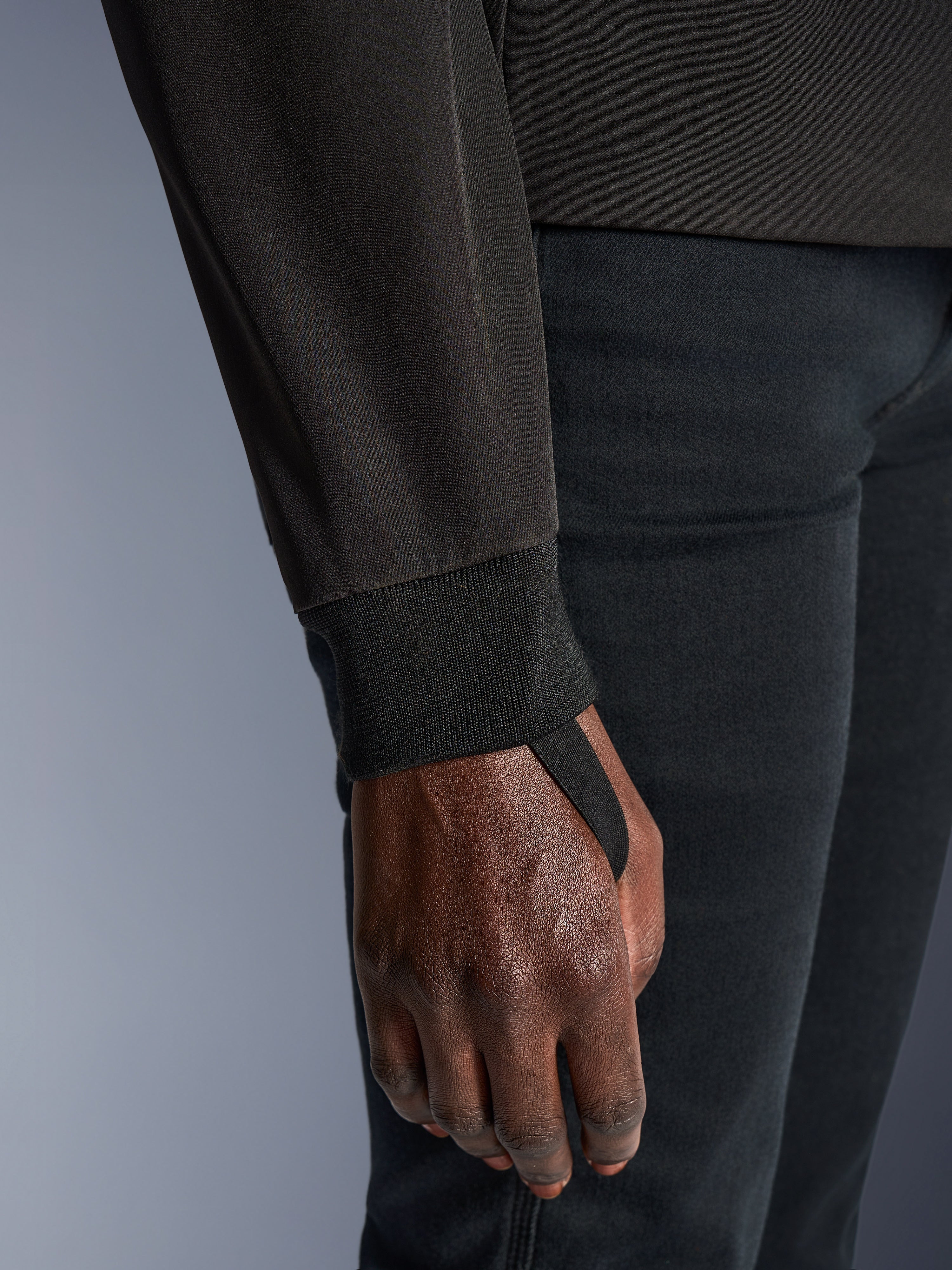 Gros plan sur le sweat à capuche Alpinestars Stella Radium Tech pour femme en Deep Gray Black, mettant en évidence le poignet côtelé extensible et le passage pour le pouce pour une protection coupe-vent et un ajustement sûr lors de la conduite urbaine.