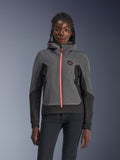 Alpinestars Stella Radium Tech Hoodie, veste à capuche de moto pour femme, gris foncé et noir avec fermeture éclair et cordons de serrage rose vif, porté par un mannequin, design urbain sportif avec logo Alpinestars sur la poitrine