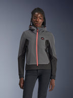 Alpinestars Stella Radium Tech Hoodie, veste à capuche de moto pour femme, gris foncé et noir avec fermeture éclair et cordons de serrage rose vif, porté par un mannequin, design urbain sportif avec logo Alpinestars sur la poitrine