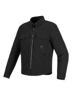 Surchemise résistante à l'eau Alpinestars Bryon, veste de moto noire, vue de face de trois-quarts, design inspiré du vêtement de travail avec poches cargo sur la poitrine, anneau en D métallique et fermeture éclair frontale, texture en toile cirée durable.