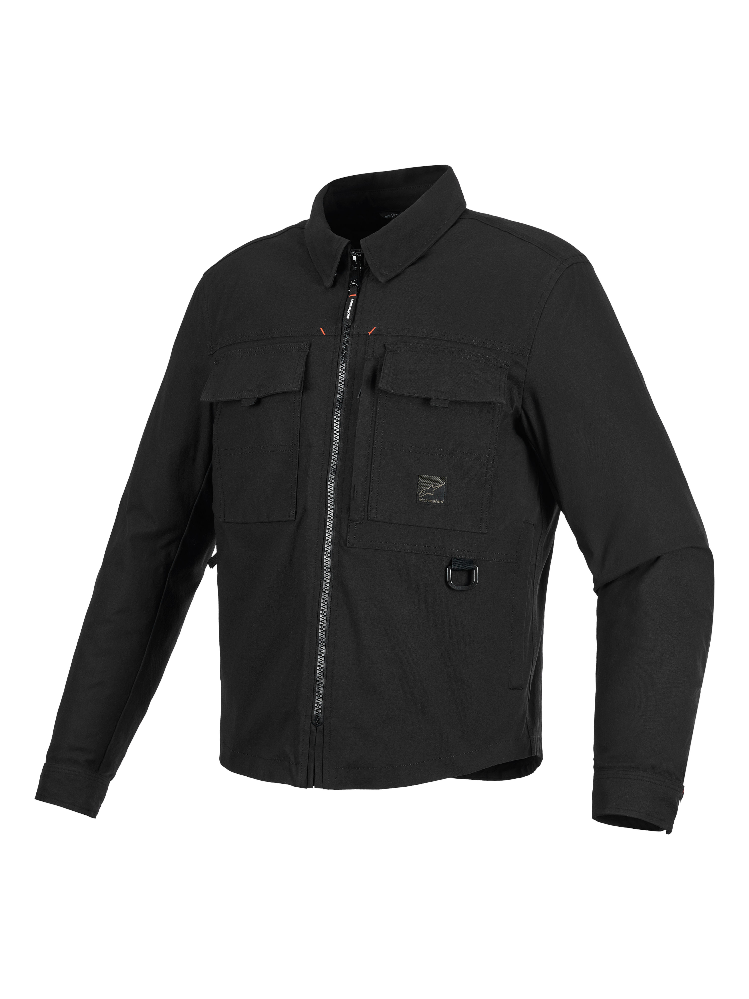 Surchemise résistante à l'eau Alpinestars Bryon, veste de moto noire, vue de face de trois-quarts, design inspiré du vêtement de travail avec poches cargo sur la poitrine, anneau en D métallique et fermeture éclair frontale, texture en toile cirée durable.