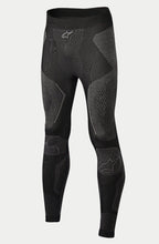 Alpinestars Ride Tech Bottom Winter, pantalon de sous-couche moto, noir et gris, avec panneaux en maille double densité aux motifs texturés, construction sans couture, logos Alpinestars sur la taille et les tibias, conçu pour la conduite par temps froid