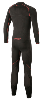 Sous-combinaison Alpinestars Ride Tech Lite 1-Pièce, couche de base technique pour moto, noir et rouge, vue de dos mettant en évidence les coutures plates rouges et le logo Alpinestars, coupe de compression sans couture avec empiècements en mesh respirant.