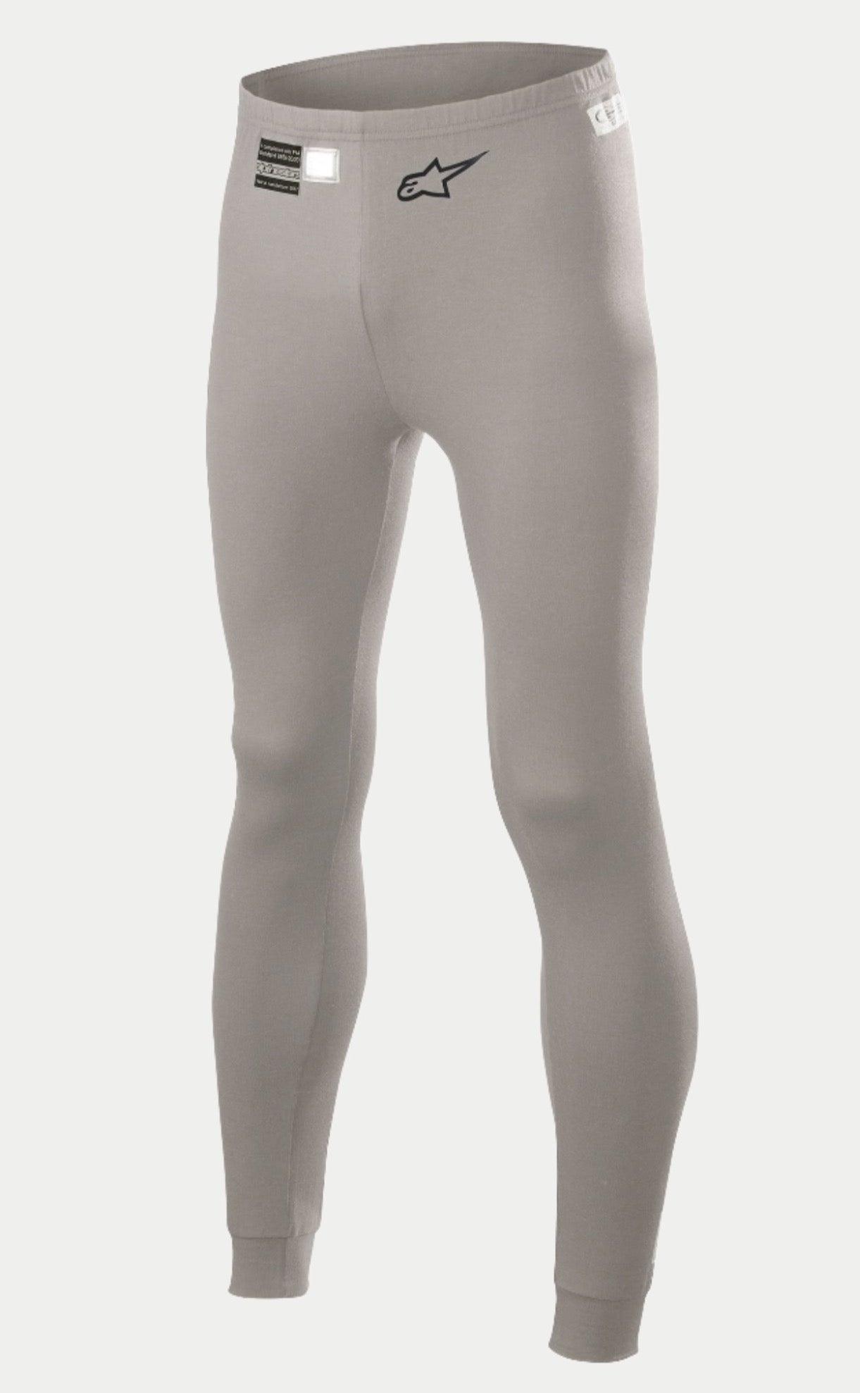 Alpinestars Race V2 Bottom FIA, pantalon de couche de base pour sport automobile, gris moyen, logo étoile noir sur la jambe et étiquette d'homologation FIA à la taille, tissu léger ignifugé avec chevilles resserrées.