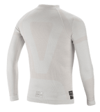 Haut à manches longues Alpinestars ZX Evo V2, sous-vêtement technique pour la course automobile, blanc gris, vue arrière montrant la construction tubulaire légère sans coutures et les étiquettes de certification FIA sur l'ourlet inférieur