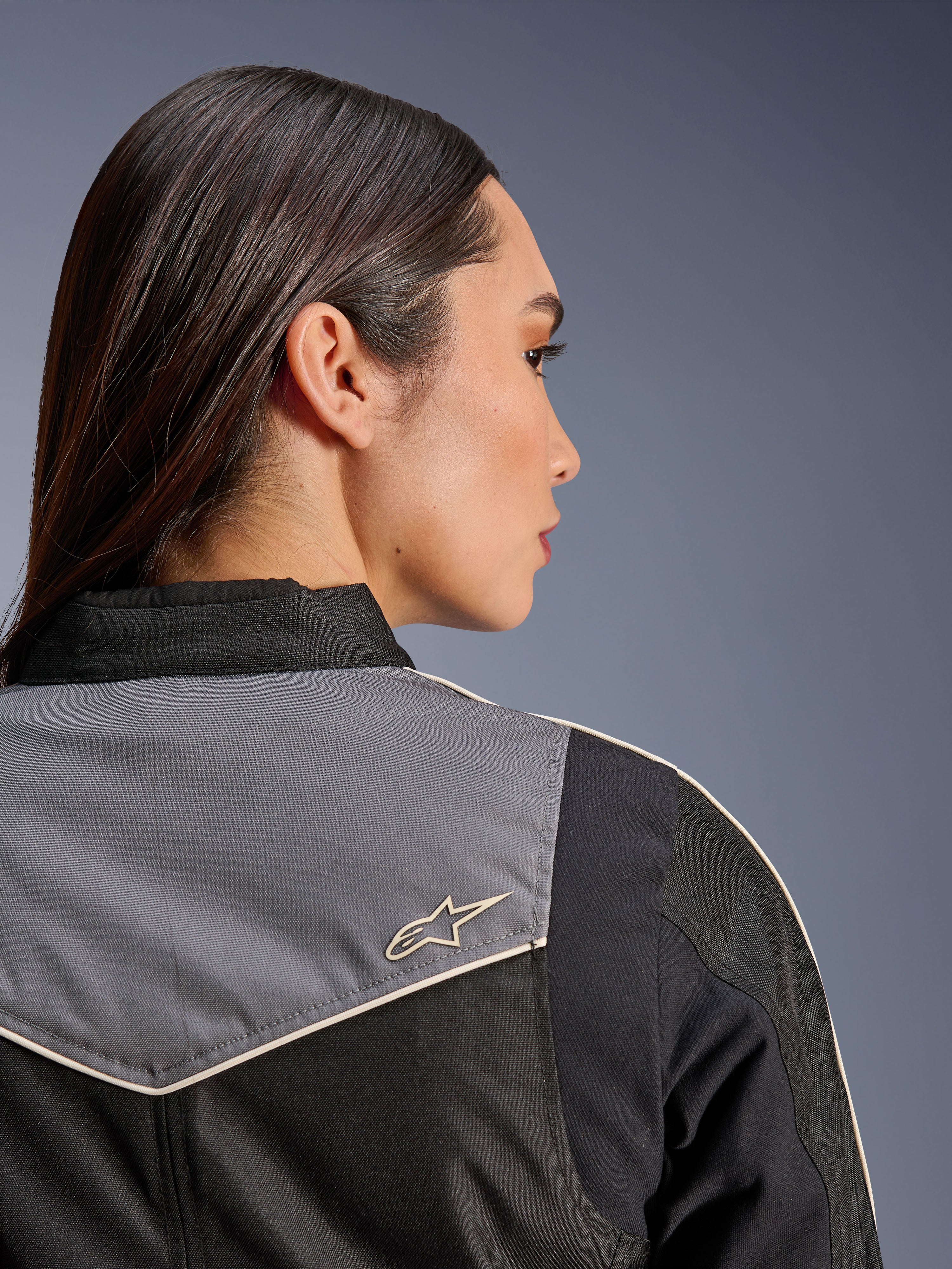 Veste Alpinestars Stella T-Dyno WR, veste de moto pour femme, noir, gris foncé et écru, vue rapprochée du dos au niveau de l'épaule et de l'empiècement avec panneau gris et logo étoile écru, équipement de conduite d'inspiration vintage