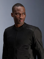 Veste Alpinestars C-1 Air, noire, veste de moto urbaine avec panneaux en maille technique, portée par un mannequin, arborant un logo Alpinestars discret par transfert de chaleur sur l'épaule, conçue pour une circulation de l'air optimale et un confort léger par temps chaud