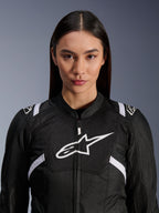 Mannequin femme portant la veste Alpinestars Stella T-SPS Air V2, veste de moto pour femme, noire et blanche, dotée de panneaux en mesh respirant et d'un logo Alpinestars blanc sur la poitrine, design sportif pour la conduite sur route
