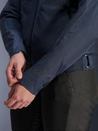 Veste de moto pour femme Alpinestars Stella C-1 Air, bleue, vue rapprochée de la manche avec logo étoile par transfert thermique, panneaux en maille technique et sangle de réglage à la taille, équipement de conduite urbaine.