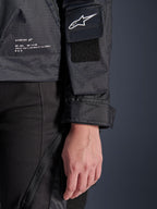 Veste Alpinestars Molly Air, gros plan sur le textile ripstop noir, logo Astar blanc sur la poche de manche avec écusson velcro, poignet réglable et marquage imprimé sur le côté, équipement de moto urbain pour femme