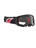 Lunettes Alpinestars Supertech Corp, masque de motocross, noir, rouge et transparent, vue latérale présentant un écran clair et une monture noire, rembourrage intérieur rouge, bandeau noir avec un grand logo Alpinestars rouge et blanc, protection oculaire professionnelle tout-terrain