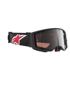 Masque Alpinestars Supertech Corp Absolute Vision, lunettes de motocross, noir et rouge avec écran miroir argenté, profil incliné montrant le bandeau noir avec un grand logo étoilé rouge et blanc, design épuré pour la performance tout-terrain